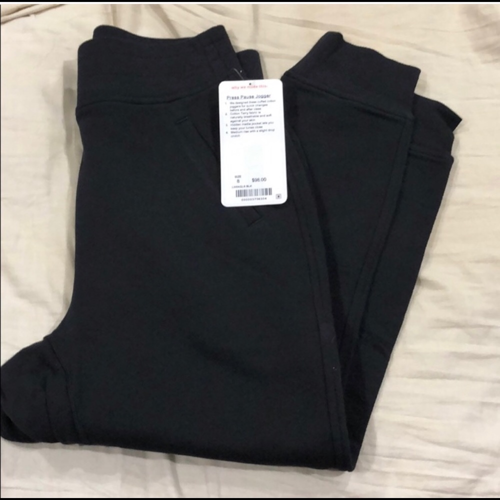NEW LULU press pause joggers! Size 8!